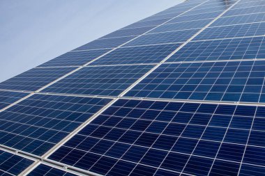 Güneş paneli, alternatif elektrik kaynağı, sürdürülebilir kaynaklar kavramı ve bu da orijinalinden daha fazla elektrik üreten yeni bir sistem.