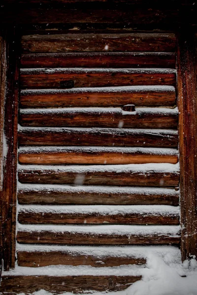 Fondo de primer plano de tablones de madera viejos bajo la nieve —  Fotos de Stock