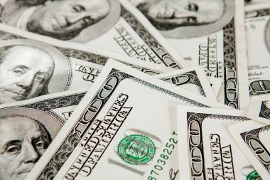 Dağıtılmış dolar banknotlarının arkaplanı soyut ve kusursuz. renklendirilmiş resim