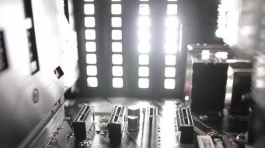 Kyiv, Ukrayna - 17 Ağustos 2019: Kişisel bilgisayar güç kaynağı ana kartı, kablolar, diskler, fan PC servisi