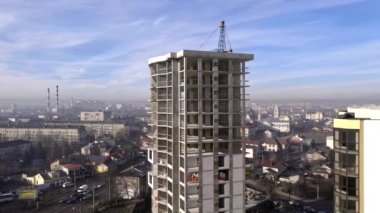 Bir şehirde inşaat halindeki yüksek apartmanın beton çerçevesinin havadan görünüşü