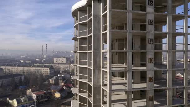 Luchtfoto Van Betonnen Frame Van Hoog Flatgebouw Aanbouw Een Stad — Stockvideo