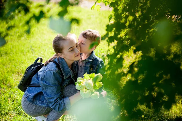 Een kleine jongen klimt een brug reling in het Park. De dreiging van — Stockfoto