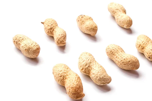 Grande amendoim descascado close-up de feijão na casca. Pe não descascado — Fotografia de Stock