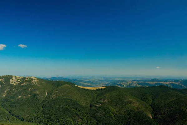 Bela paisagem montanhosa, com picos de montanha cobertos com f — Fotografia de Stock