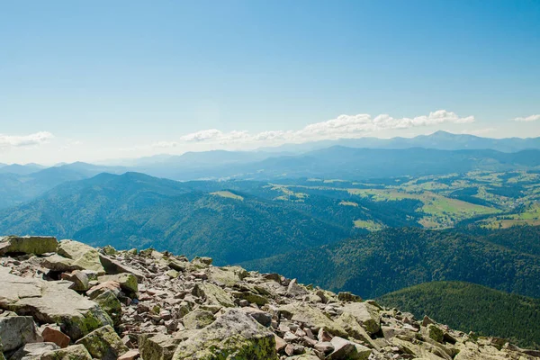 Ukrayna Karpatları ile güzel dağ manzaraları.