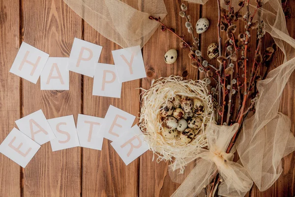Lapos tojásrakás összetétele fürj tojás és kártya szöveggel Kellemes húsvétot a fa asztalon. Felülnézet. — Stock Fotó