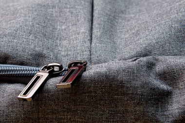 Siyah sırt çantasındaki ceplerin yakın çekimi.