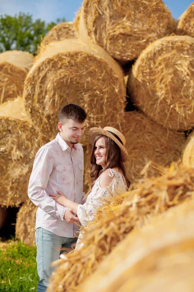 Feliz pareja joven en paja, concepto de gente romántica, hermoso paisaje, temporada de verano —  Fotos de Stock