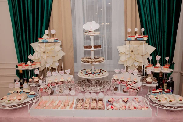 Postre de boda con deliciosos pasteles pops y diferentes dulces, barra de dulces — Foto de Stock