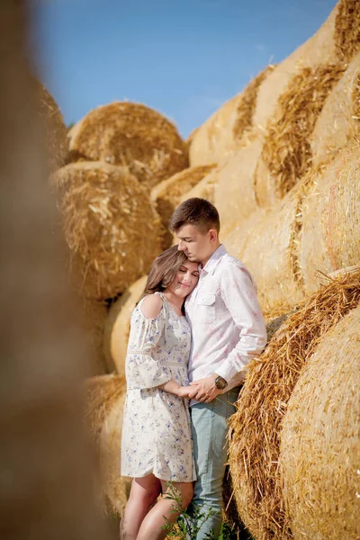 Jovem casal feliz na palha, conceito de pessoas românticas, bela paisagem, temporada de verão — Fotografia de Stock