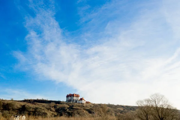 Dağın tepesinde yeni bir otel. — Stok fotoğraf