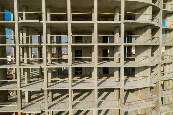 Vista aérea del marco de hormigón del edificio de apartamentos alto en construcción en una ciudad — Foto de Stock