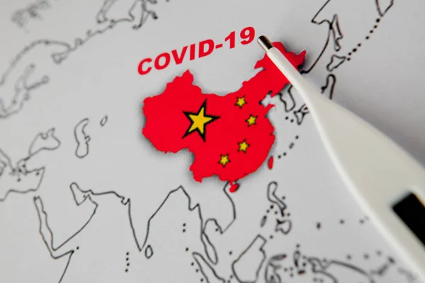 Novel coronavirus 2019 from Wuhan, China, named Covid-19. Prevención del peligro epidémico. Vacuna, concepto de tratamiento, mascarilla facial, píldoras antibióticas, jeringas —  Fotos de Stock