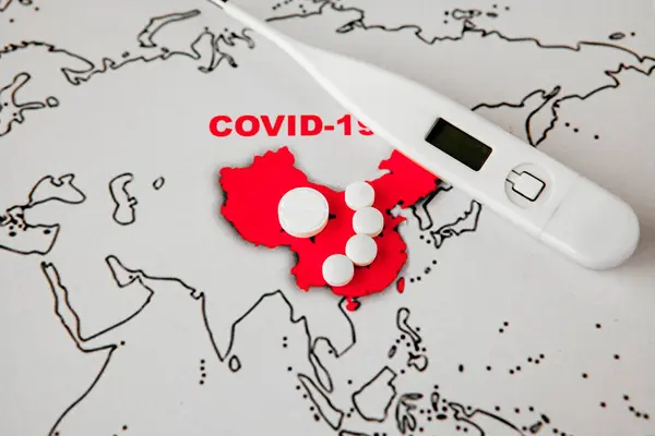 Novel coronavirus 2019 from Wuhan, China, named Covid-19. Prevención del peligro epidémico. Vacuna, concepto de tratamiento, mascarilla facial, píldoras antibióticas, jeringas —  Fotos de Stock