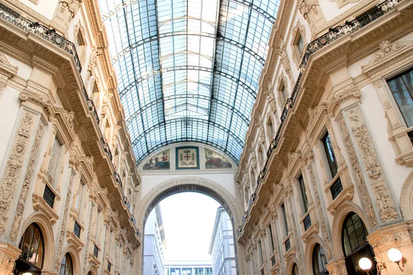 Сикетрический ночной снимок зала знаменитой аркады или крытого мола, Галерея Витторио Эмануэле II в Милане, Италия — стоковое фото