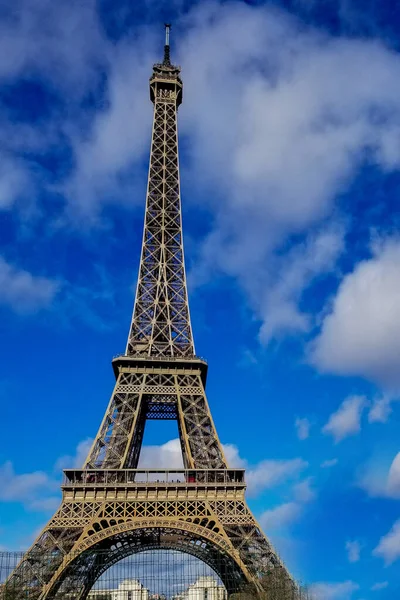 Bela foto da Torre Eiffel em Paris com cores lindas e perspectiva central de grande ângulo — Fotografia de Stock