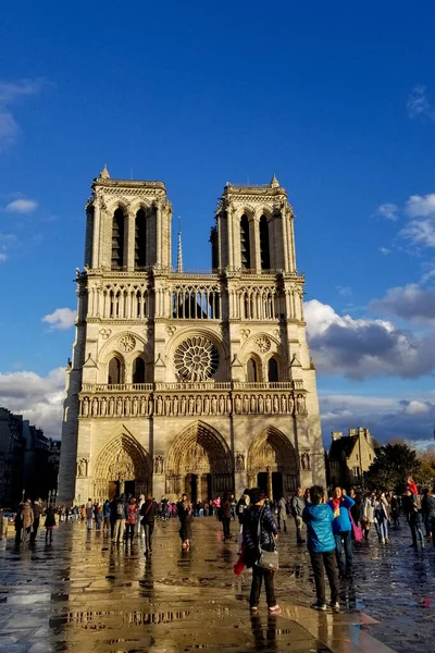 PARIS - 10 de janeiro de 2019: Turistas caminhando e tirando fotos perto do Arco do Triunfo do Triunfo do Carrouse, não muito longe do Museu do Louvre em Paris, França — Fotografia de Stock