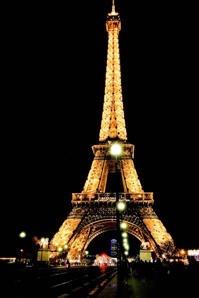 Torre Eiffel à Noite Paris, conceito de Turismo — Fotografia de Stock