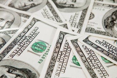 Dağıtılmış dolar banknotlarının arkaplanı soyut ve kusursuz. renklendirilmiş resim