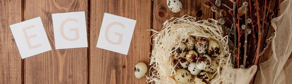 Mensaje de venta de Pascua con huevos de Pascua sobre un fondo de madera. Parte superior — Foto de Stock