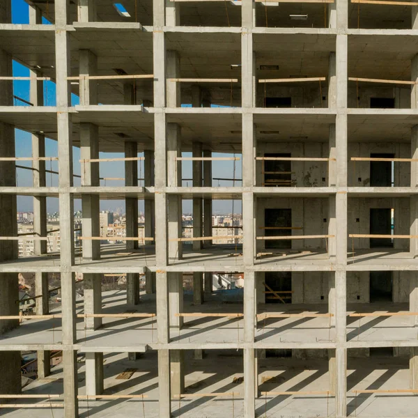 Vista aérea del marco de hormigón del edificio de apartamentos alto en construcción en una ciudad —  Fotos de Stock