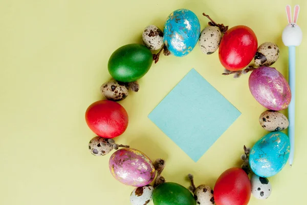 Visão superior ovos pintados Moldura de Páscoa em forma de círculo em um b amarelo — Fotografia de Stock