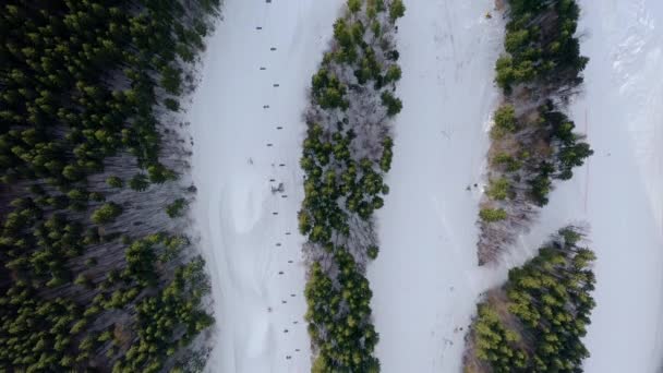 明るい冬の日にスキーリフトの空中ビュー — ストック動画