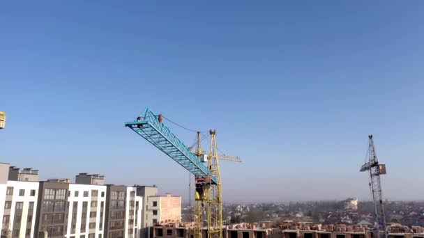 建设和建设高层建筑 建造业配备有工作设备和工人 从上面看 从上面看 背景和质地 — 图库视频影像
