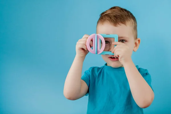 Boy Mira Través Forma Constructor Color Con Conexión Los Imanes — Foto de Stock