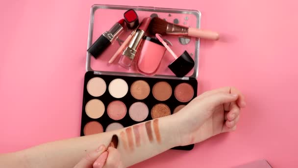 Divers Produits Maquillage Fond Rose Avec Copyspace — Video