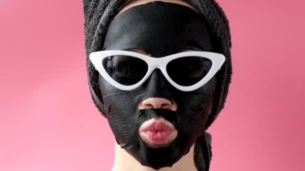 Mujer Joven Aplicar Máscara Facial Tela Cosmética Negro Sobre Fondo — Vídeos de Stock