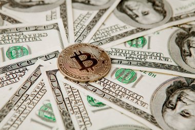 Amerikan doları banknotlarında Altın Bitcoin. Elektronik para değişimi kavramı.