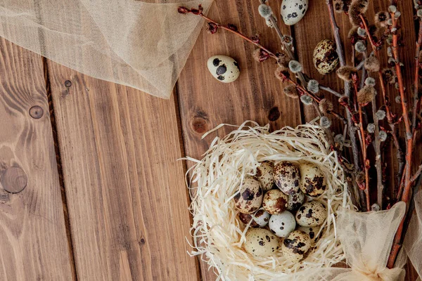 Huevos Codorniz Pascua Nido Rama Sauce Sobre Fondo Madera Espacio — Foto de Stock