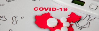 Roman Coronavirus 2019, Wuhan, Çin 'den, Covid-19 adında. Salgın tehlikeyi önleme. Aşı, tedavi konsepti, yüz maskesi, antibiyotik hapları.
