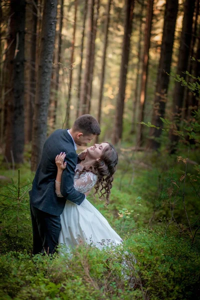 Menyasszony Vőlegény Erdőben Esküvőjükön Fotózás — Stock Fotó
