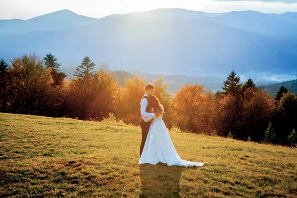 Bella Coppia Sposi Sposa Sposo Innamorati Sullo Sfondo Delle Montagne — Foto Stock