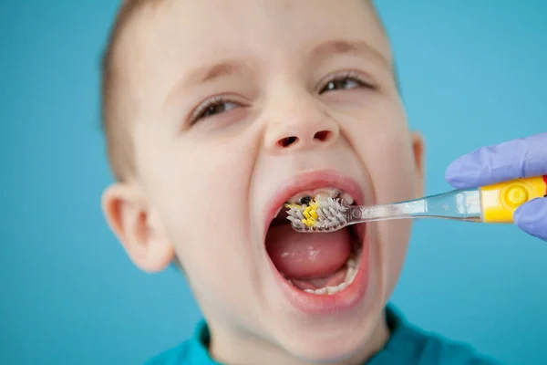 Piccolo Ragazzo Carino Lavarsi Denti Sfondo Blu — Foto Stock