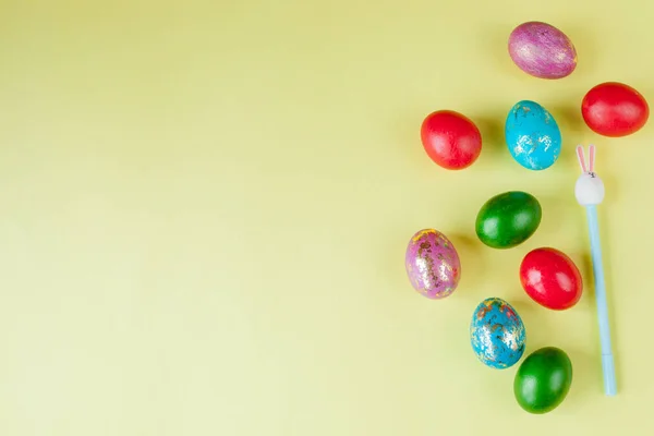 Coloré Bordure Côté Oeuf Pâques Sur Fond Papier Jaune — Photo