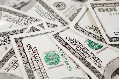 Dağıtılmış dolar banknotlarının arkaplanı soyut ve kusursuz. renklendirilmiş resim.