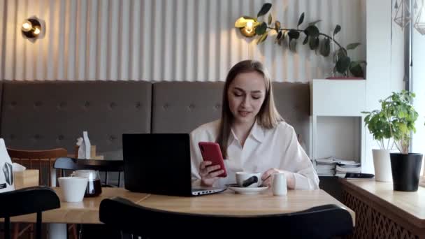 コーヒーブレイクで若い実業家がコーヒーを飲んでいる タブレットPcを使用する — ストック動画