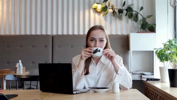 Junge Geschäftsfrau Trinkt Kaffee Einer Kaffeepause Tablet Computer Nutzen — Stockvideo