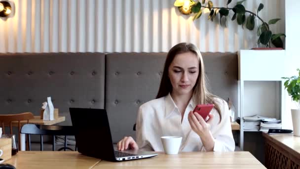 Молодая Деловая Женщина Пьет Кофе Перерыве Кофе Использование Планшетного Компьютера — стоковое видео