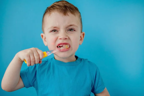 Pequeño Chico Lindo Cepillándose Los Dientes Sobre Fondo Azul — Foto de Stock