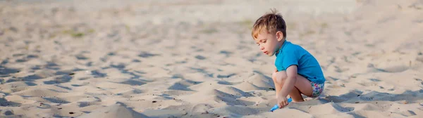 Chłopiec Bawiący Się Plaży Dziecko Bawi Się Morzu Podczas Wakacji — Zdjęcie stockowe