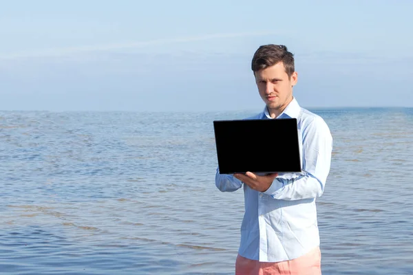 Mannelijke Zakenman Met Een Laptop Het Water Freelance Werk Concept — Stockfoto