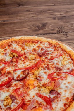 Pizza Mozzarella peynir, salam, Domates, biber Baharatlar İtalyan pizza ile