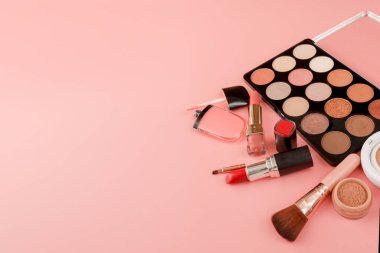 Telif alanı olan çeşitli makyaj ürünleri pembe arkaplan.
