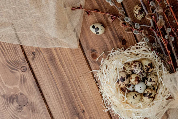 Huevos Codorniz Pascua Nido Rama Sauce Sobre Fondo Madera Espacio — Foto de Stock