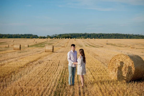 Joyeux Jeune Couple Sur Paille Concept Personnes Romantiques Beau Paysage — Photo